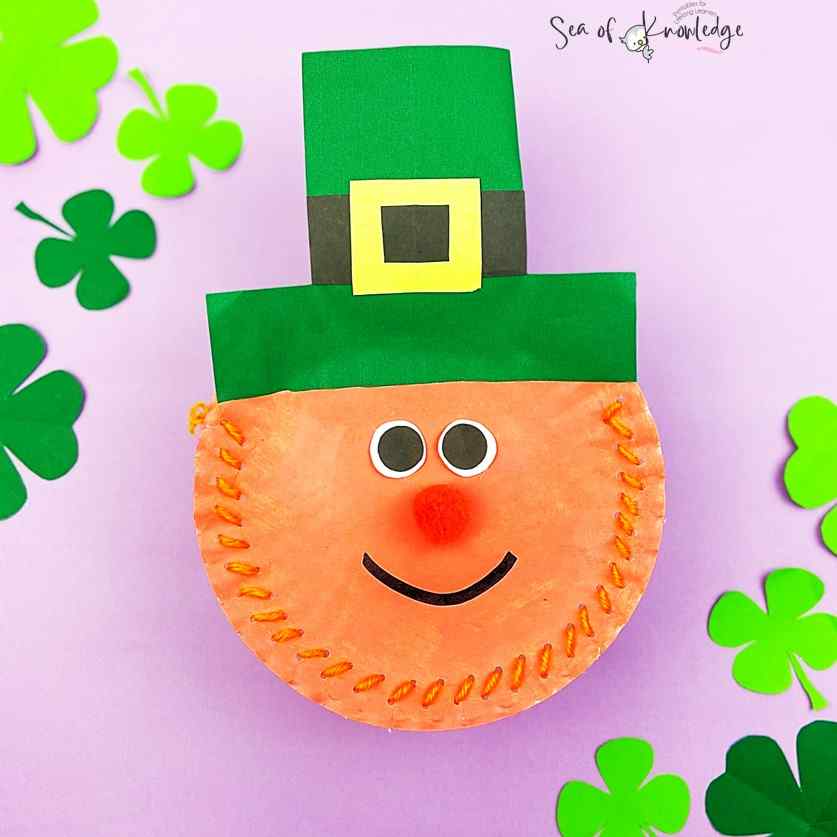Preschool and even toddlers will love these easy to make a leprechaun craft paperplate. The instructions for the full craft template is below to help you make the cutest leprechaun craft.