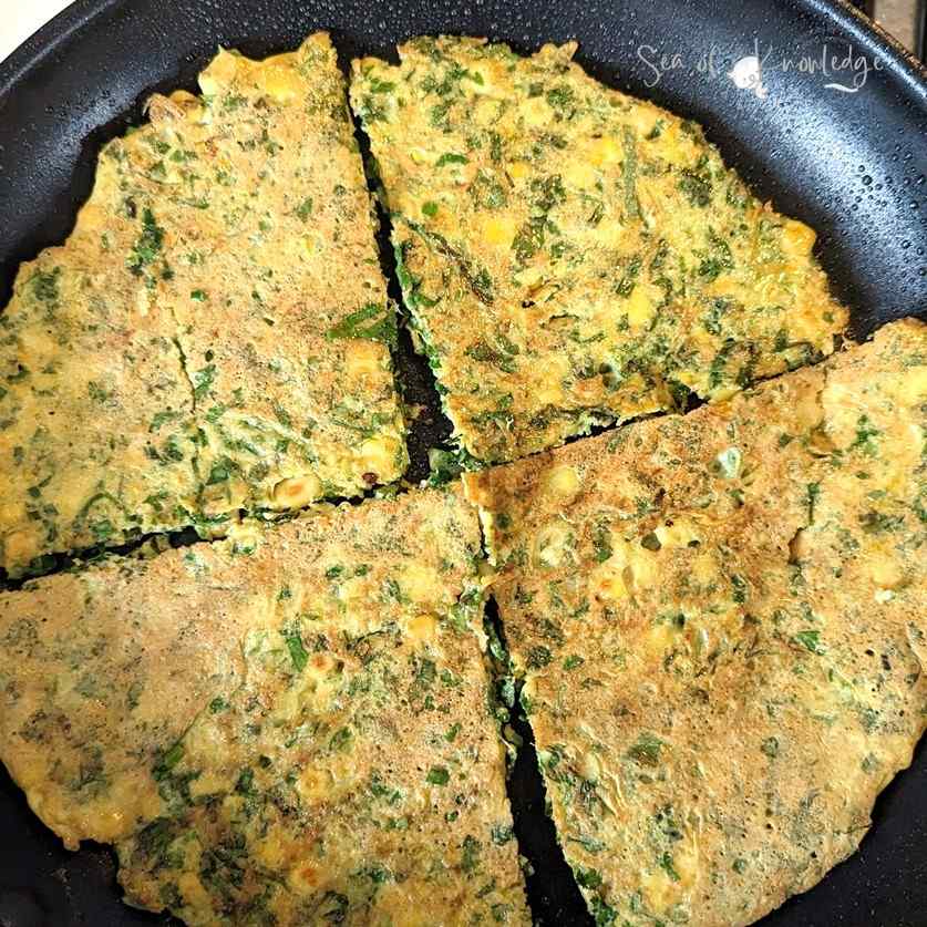 These gluten free corn fritters are perfect for meal prep, lunch box fillers, early morning breakfast on the go and more. Prepare a batch of these slices, keep them in the freezer for when you're in need of a quick bite, breakfast or lunch. They are high in fibre and protein.